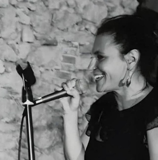 Sophie chante au micro, souriante